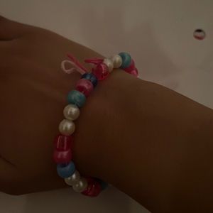 Cute bracelet💗 can be resize easy by untying it to fit you best☺️☺️